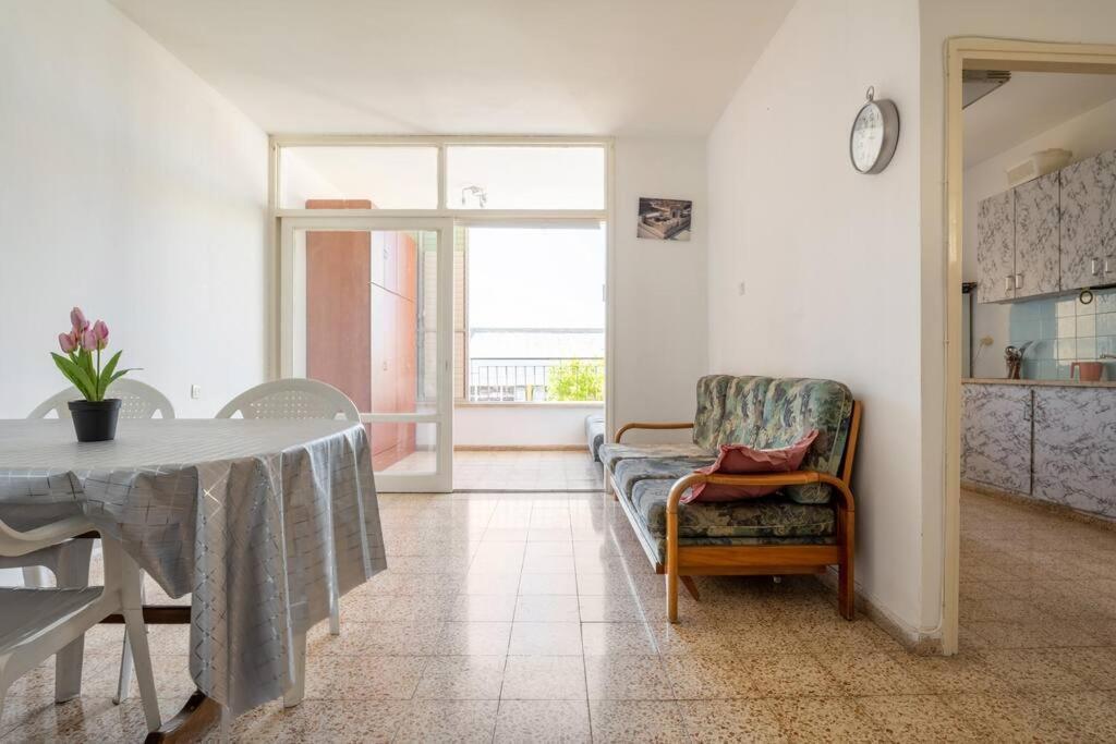 Qiryat Ata טאוב דירות אירוח, אירוח מכל הלב, דירה גדולה ופרטית, ניתן להגיע בכל שעות היממה! Hospitality From The Heart, A Large And Private Accommodation Apartment, Available 24 Hours! المظهر الخارجي الصورة