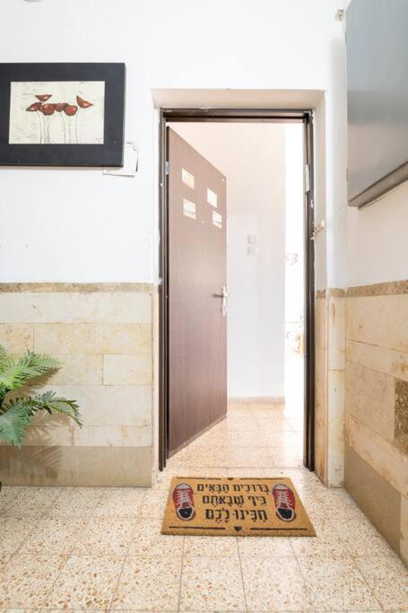 Qiryat Ata טאוב דירות אירוח, אירוח מכל הלב, דירה גדולה ופרטית, ניתן להגיע בכל שעות היממה! Hospitality From The Heart, A Large And Private Accommodation Apartment, Available 24 Hours! المظهر الخارجي الصورة
